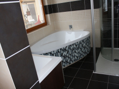 koupelna-luxus-cerno-bezova-vana