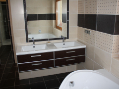 koupelna-luxus-cernobezova-umyvadlo