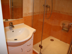 koupelna-oranzova-chrom