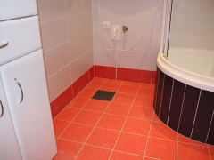 koupelna-oranzova-podlaha