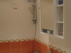 koupelna-oranzovo-bila